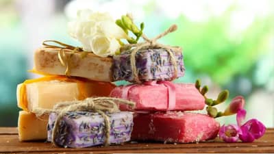 मऊ त्वचा मिळवण्यासाठी हळद, कडूलिंब आणि कोरफड जेलपासून घरच्या घरी बनवा नैसर्गिक साबण