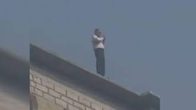 17 व्या मजल्यावरून हात जोडून प्रार्थना, पुढच्याच क्षण धाडकन् ...