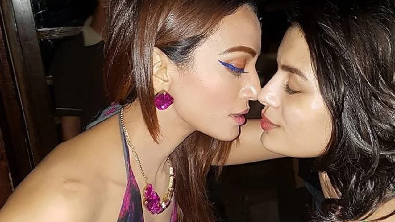  त्यानंतर सोनालीला मोठ्या प्रमाणात ट्रोल करण्यात आलं होतं. या ट्रोलिंगवर सोनालीने खुलासा करत सांगितलं होतं की, 'आम्ही एकमेकींच्या गालावर किस करणार होतो. मात्र फोटो चुकीच्या क्षणी क्लिक झाला आणि त्याचा चुकीचा अर्थ काढण्यात आला. 