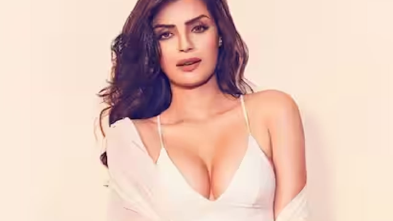 तिच्या ग्लॅमरस आणि बेधडक व्यक्तिमत्त्वामुळे ती सुरुवातीपासूनच प्रेक्षकांच्या चर्चेचा विषय ठरली होती. मात्र आता सोनालीची बिग बॉसच्या घरातून एक्झिट झाली असून तिच्या प्रवासाची जोरदार चर्चा रंगताना दिसत आहे.