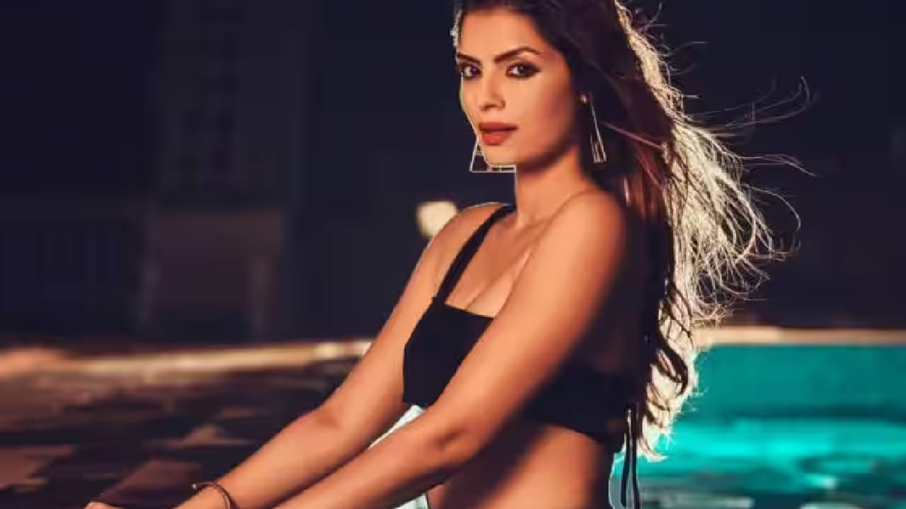 मात्र सोनालीचा बोल्डनेस केवळ चित्रपटांपुरताच मर्यादित नसून, तिच्या वैयक्तिक आयुष्यामुळेही ती अनेकदा चर्चेत आली आहे. काही वर्षांपूर्वी सोनाली एका फोटोमुळे ट्रोल झाली होती. तिचा अभिनेत्री सोनी सिंगसोबतचा किस करण्याच्या तयारीत असतानाचा फोटो व्हायरल झाला होता. 