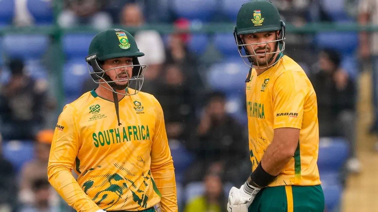 टी20 वर्ल्ड कप 2026 मध्य एकूण 20 टीम सहभागी झाल्या आहेत. यात आठ टीम्सनी दुसऱ्या राऊंडमध्ये क्वालिफाय केलय. या दरम्यान एक इंटरेस्टिंग आकडा समोर आलाय. त्याने प्रत्येकजण हैराण आहे. एक असा आकडा ज्यामुळे दक्षिण आफ्रिका इतर टीम्स पेक्षा वेगळी ठरते. (PHOTO CREDIT- PTI)