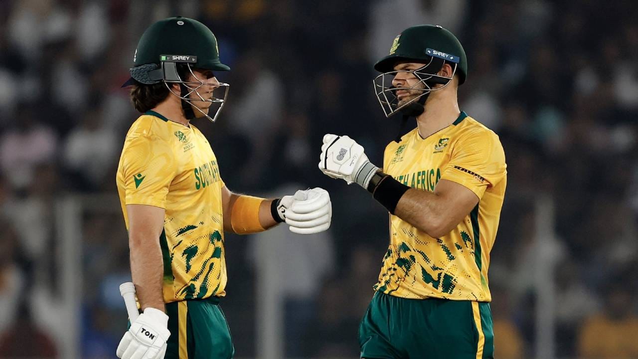 टी20 वर्ल्डकप 2026 स्पर्धेत एकूण 20 संघांनी भाग घेतला. त्यापैकी  12 संघांना साखळी फेरीतच गाशा गुंडाळावा लागला. आता आठ संघ सुपर 8 फेरीत लढत देणार आहेत. असं असताना साखळी फेरीतील 40 सामन्यात दक्षिण अफ्रिकेच्या नावावर दुर्मिळ विक्रम नोंदवला गेला आहे. इतर कोणत्याही संघाला अशी कामगिरी करता आलेली नाही. (Photo: Proteas Men Twitter)