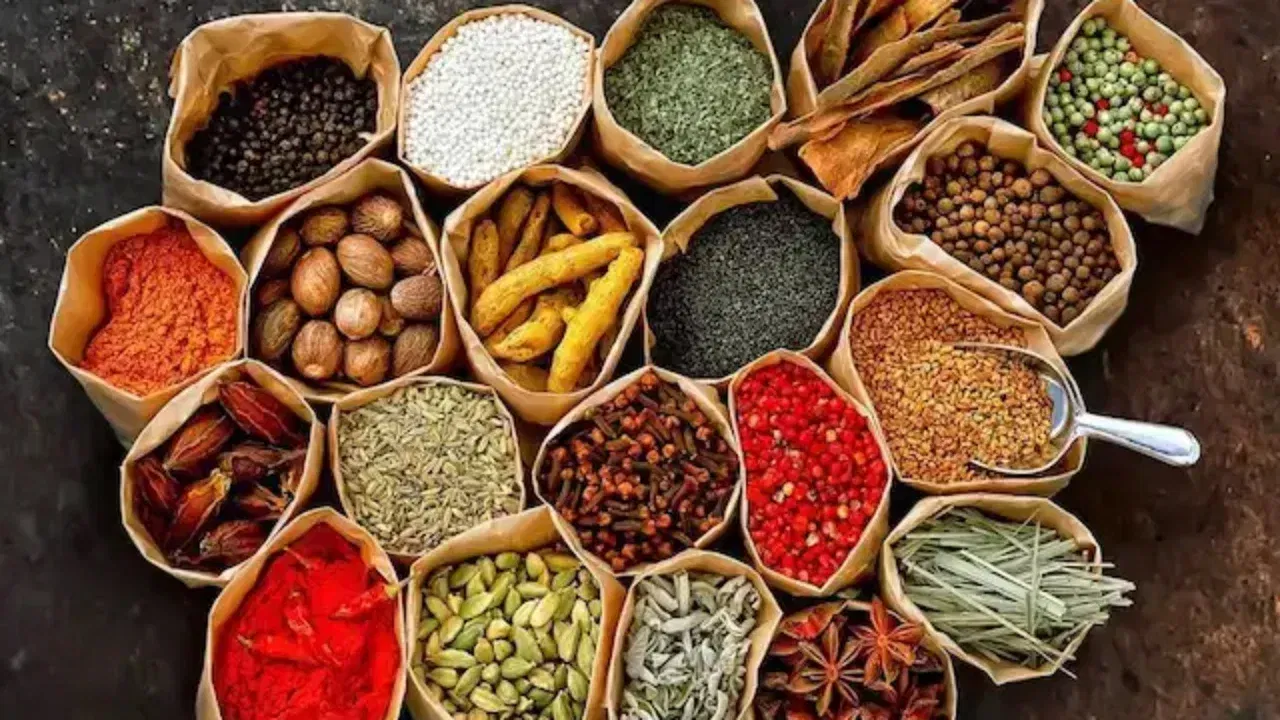 आयातीचे प्रमाण: 2024-25 या आर्थिक वर्षात भारताने अफगाणिस्तानकडून एकूण 66 कोटी डॉलरची आयात केली. यामध्ये फळे आणि सुक्या मेव्याचा वाटा सर्वाधिक (सुमारे 39.94 कोटी डॉलर) होता.