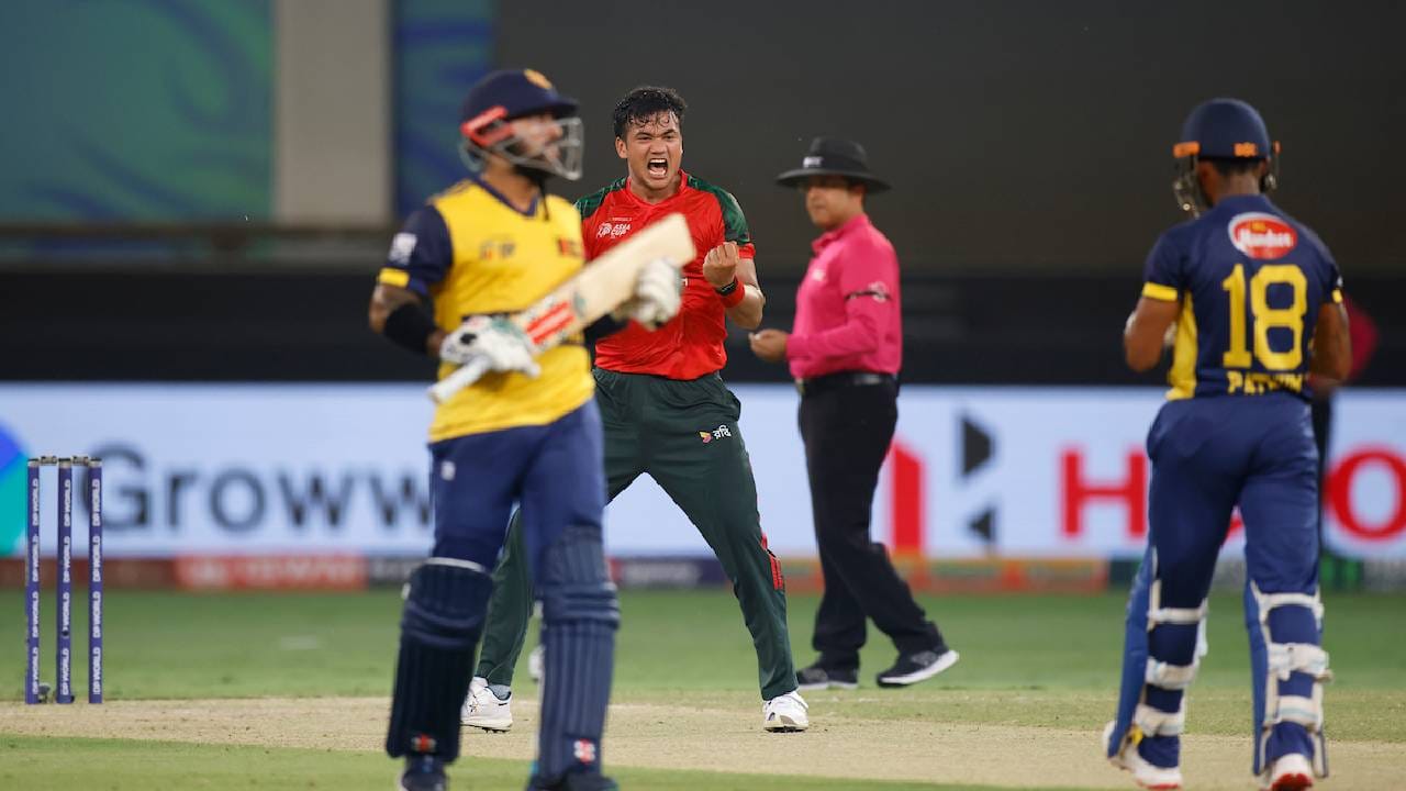 टी20 वर्ल्डकप स्पर्धेत एखाद्या दुबळ्या संघाने बलाढ्य संघाला पराभूत केलं तर गुणतालिकेवर त्याचा थेट परिणाम होतो. आतापर्यंत त्याची प्रचिती क्रीडाप्रेमींना आली आहे. भारत, ऑस्ट्रेलिया आणि इंग्लंड प्रबळ दावेदार मानले जातात. पण कधी कधी दुबळे संघ स्पर्धेचं चित्र पालटून टाकतात.  (फोटो- Asian Cricket)