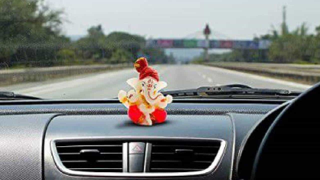 कारच्या डॅशबोर्डवर या मूर्त्या ठेवणे पडू शकते महागात, जाणून घ्या हे वास्तू नियम