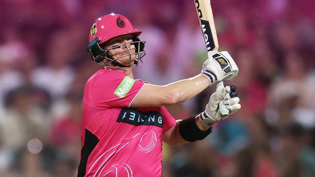 स्टीव्ह स्मिथने वनडे संघातून निवृत्ती घेतली आहे. त्यात आयपीएल स्पर्धेच्या लिलावात स्टीव्ह स्मिथला कोणी भाव दिला नाही. त्यामुळे स्मिथला सिद्ध करण्यासाठी बिग बॅश लीग स्पर्धा हा एकमेव पर्याय उरला आहे. त्याने या स्पर्धेचा पुरेपूर फायदा घेतला आणि बिग बॅश लीग स्पर्धेत चांगली कामगिरी केली. आता पीएसएलमध्ये खेळण्याचा निर्णय घेतला आहे.  (Photo- Sydney Sixers Twitter)