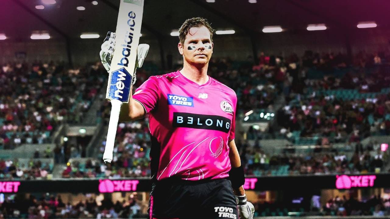 पाकिस्तान सुपर लीग स्पर्धेसाठी लिलाव प्रक्रिया पार पडणार आहे. पण स्टीव्ह स्मिथला या स्पर्धेत डायरेक्ट एन्ट्री मिळाली आहे. त्याने पाकिस्तान सुपर लीग स्पर्धेत नवा संघ उतरणार आहे. या  सियालकोट स्टॅलियन्स संघासोबत स्मिथने करार केला आहे. संघाचा पाया रचण्यासाठी काही खेळाडूंना थेट घेण्याची परवानगी आहे. (Photo- Sydney Sixers Twitter)