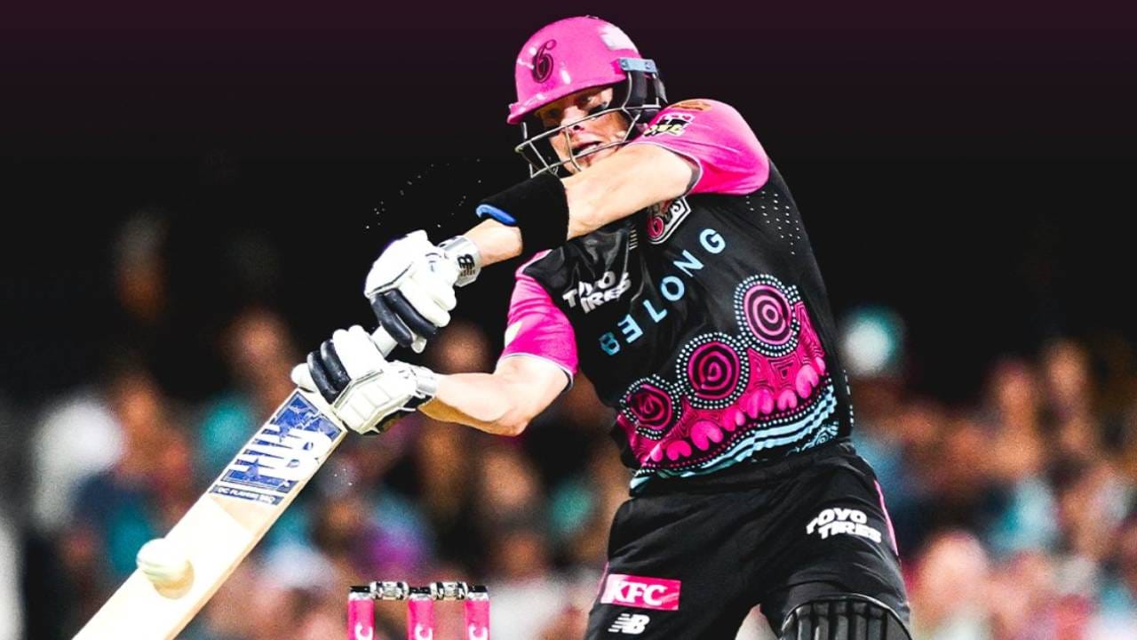 ऑस्ट्रेलियाचा दिग्गज फलंदाज स्टीव्ह स्मिथचा टी20 मधील दबदबा कमी झाला आहे. असं असताना बिग बॅश लीग स्पर्धेत 299 धावांची खेळी केली होती. पण स्टीव्ह स्मिथ खेळत असलेला सिडनी सिक्सर्स संघ काही जेतेपद मिळवू शकला नाही. तसेच ऑस्ट्रेलियन संघातही स्थान मिळालं नाही. आता स्टीव्ह स्मिथने पाकिस्तान सुपर लीग स्पर्धेत खेळण्याचा निर्णय घेतला आहे. (Photo- Sydney Sixers Twitter)