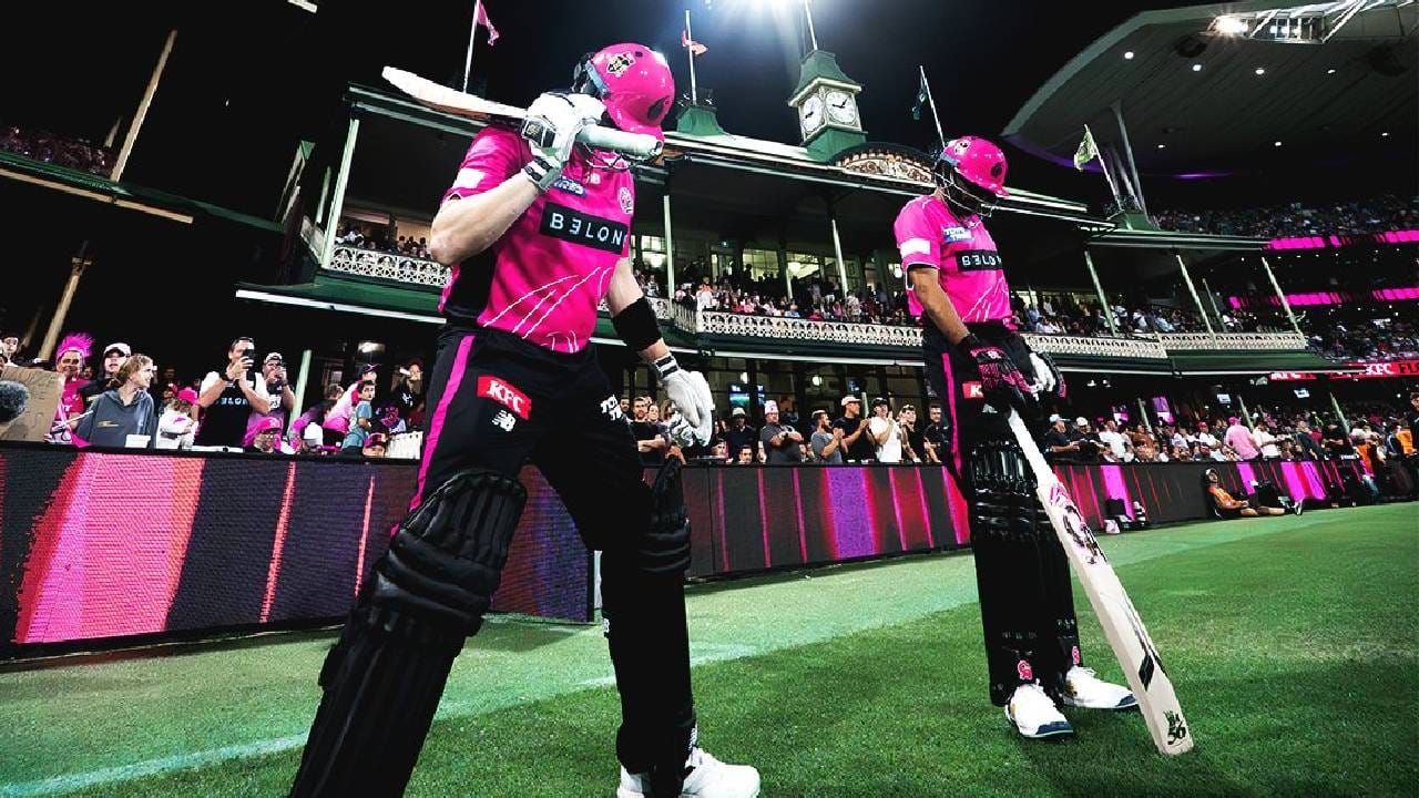 स्टीव्ह स्मिथला टी20 क्रिकेटमध्ये बराच अनुभव आहे. त्याने  272  टी20 सामन्यांमध्ये 32 पेक्षा जास्त सरासरीने 6242  धावा केल्या आहेत. यात पाच शतके आहेत. आता पीएसएलमध्ये कशी कामगिरी करतो हे पाहणं औत्सुक्याचं ठरणार आहे. (Photo- Sydney Sixers Twitter)