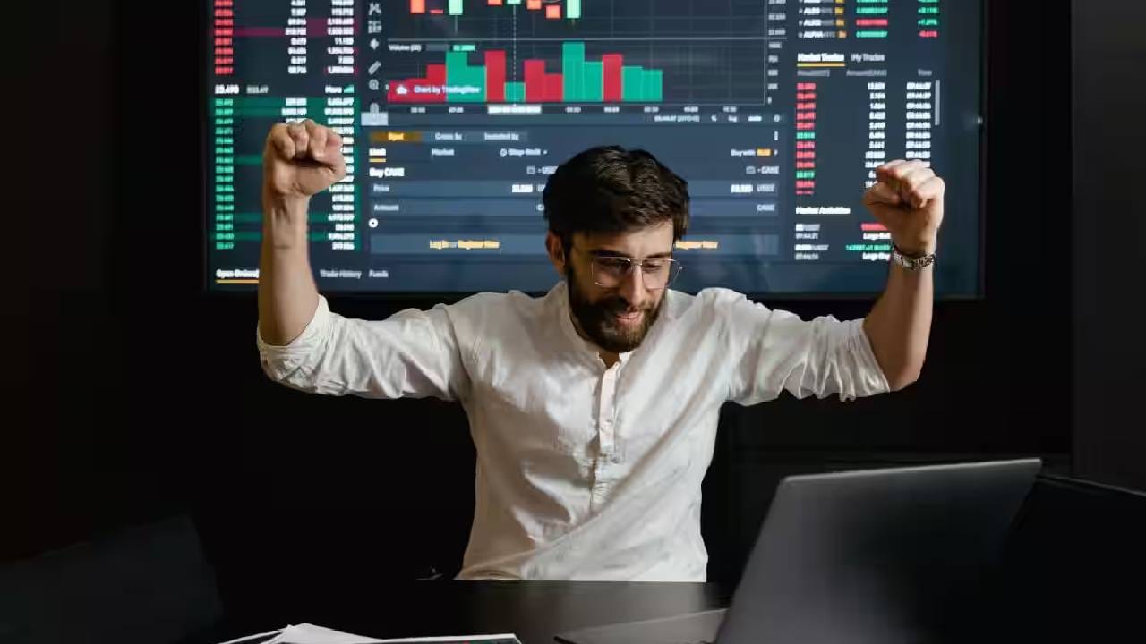 सप्टेंबर 2023 मध्ये हा शेअर 2 रुपयांच्या जवळपास होता. त्यानंतर हा शेअर घोडदौड करत राहिला. हा शेअर शुक्रवारी 135.50 रुपयांवर बंद झाला. काल या शेअरमध्ये 0.74 टक्क्यांची वाढ दिसली. तर गेल्या अडीच वर्षात या शेअरने मुसंडी मारली आहे.