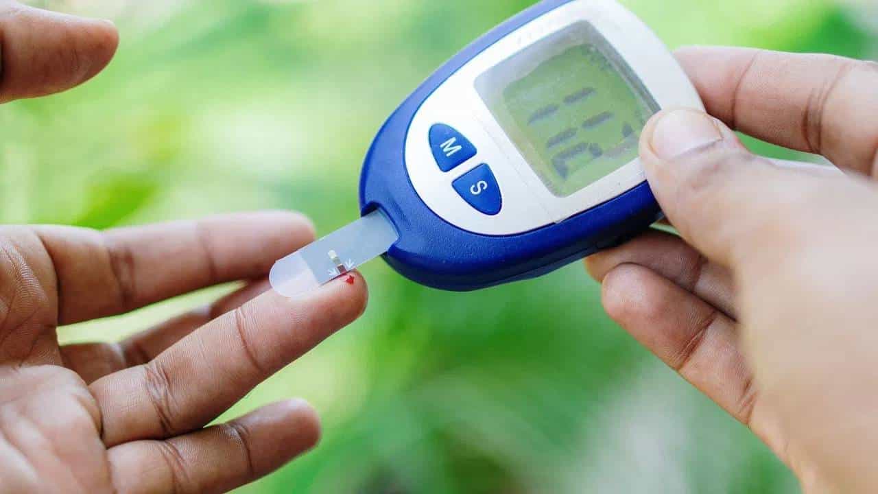 शरीरातील शुगर कमी झाल्यामुळे काय होते?