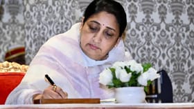 शरद पवार, सुप्रिया सुळे यांना सोडून सुनेत्रा पवार यांनी थेट बारामतीत...