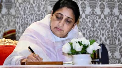 शरद पवार, सुप्रिया सुळे यांना सोडून सुनेत्रा पवार यांनी थेट बारामतीत घेतली या व्यक्तीची भेट, उपमुख्यमंत्री होताच...