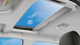 सनरूफसाठी जास्त पैसे कशाला खर्च करतायेत, ‘या’ 5 स्वस्त कार, यादीच वाचा.