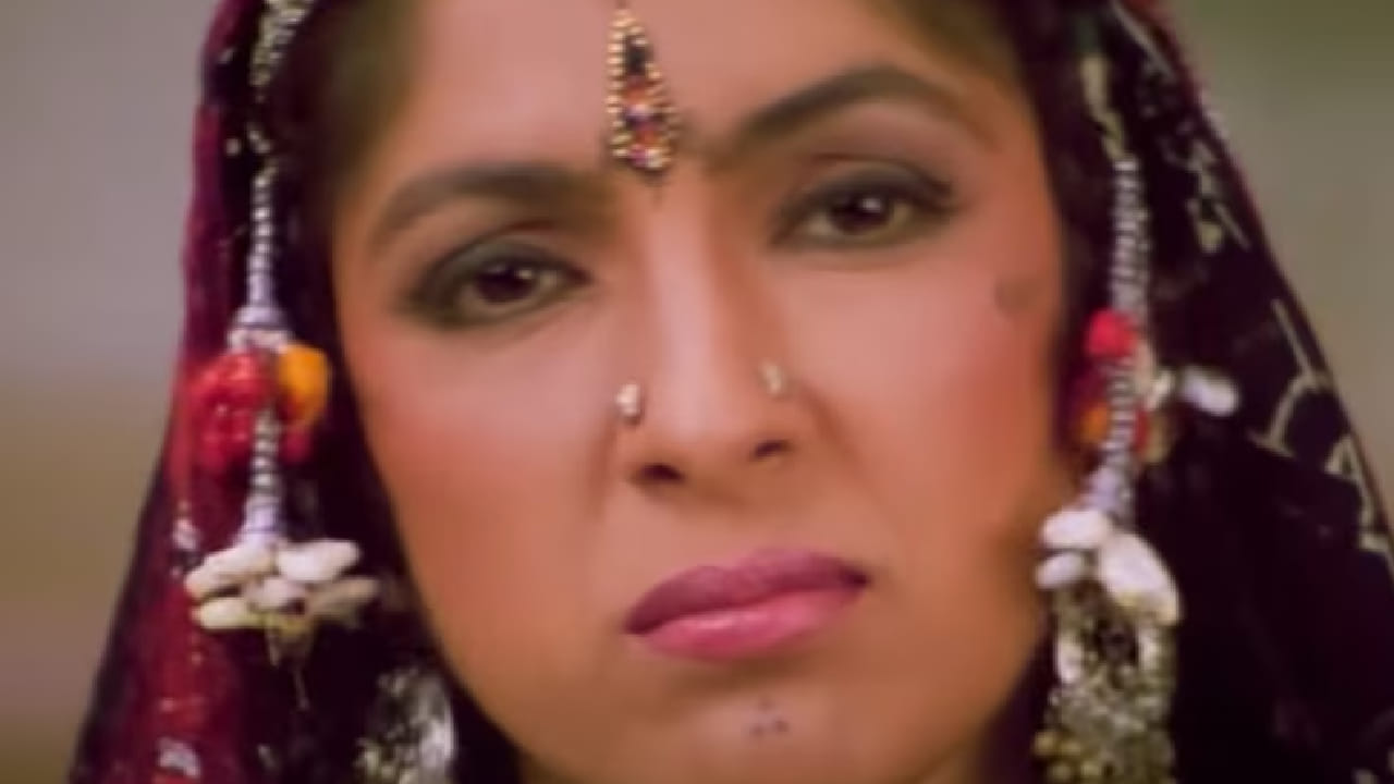 1993 साली प्रदर्शित झालेल्या 'खलनायक' या चित्रपटातील ‘चोली के पीछे क्या है’ हे गाणे त्या काळात चांगलेच गाजले. या गाण्यात अभिनेत्री माधुरी दीक्षित आणि नीना गुप्ता यांनी ठुमके लावत सादरीकरण केले होते. गाण्याचे बोल, नृत्यरचना आणि सादरीकरण यामुळे प्रेक्षक थक्क झाले होते. 