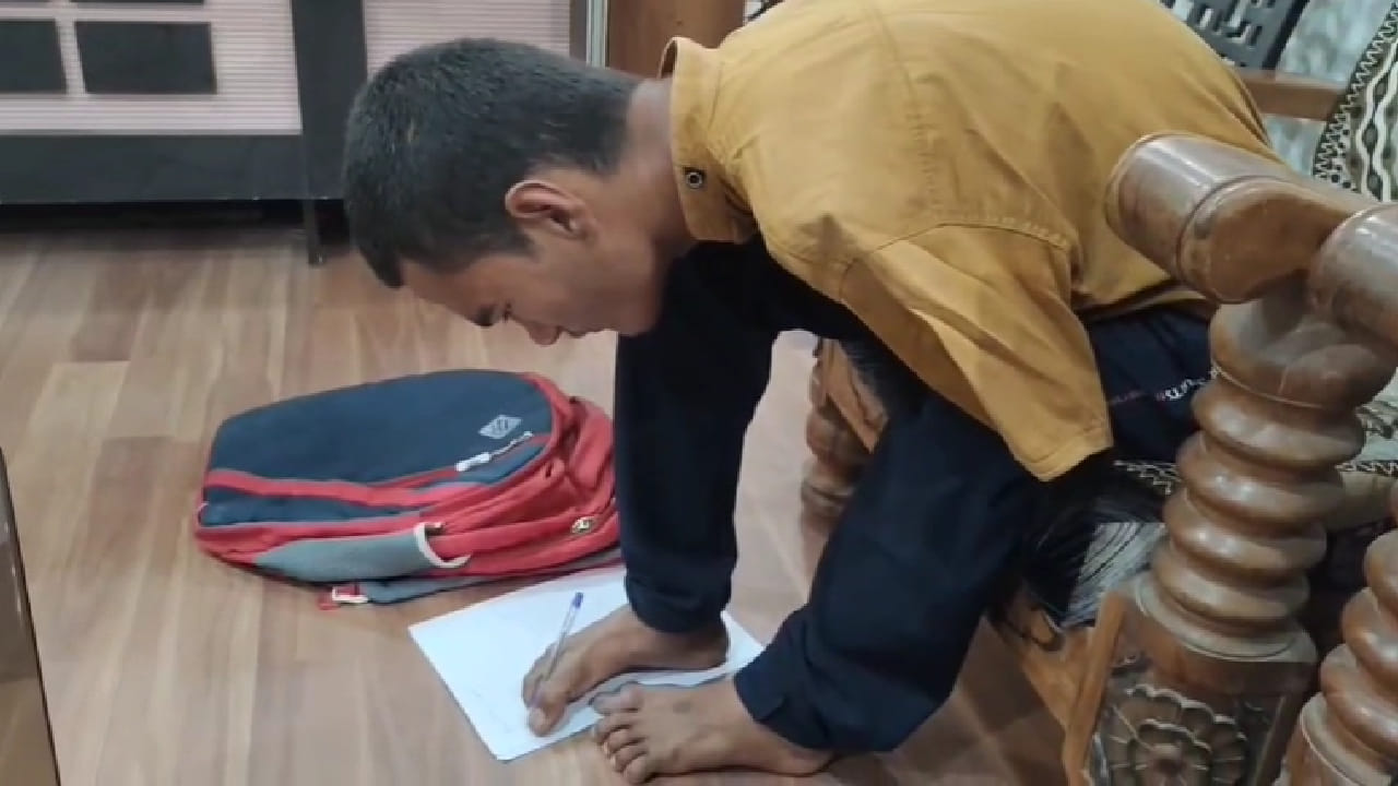 नांदेड जिल्ह्यातील एका तरुण विद्यार्थ्याने आपल्या जिद्द, चिकाटी आणि आत्मविश्वासाच्या बळावर अपंगत्वावर मात करत संपूर्ण समाजासमोर प्रेरणादायी आदर्श निर्माण केला आहे. दोन्ही हात नसतानाही पायाने लिहून बारावीची परीक्षा देणारा 19 वर्षीय सूरज शिवराज उबाळे आज अनेकांसाठी आशेचा किरण ठरत आहे.