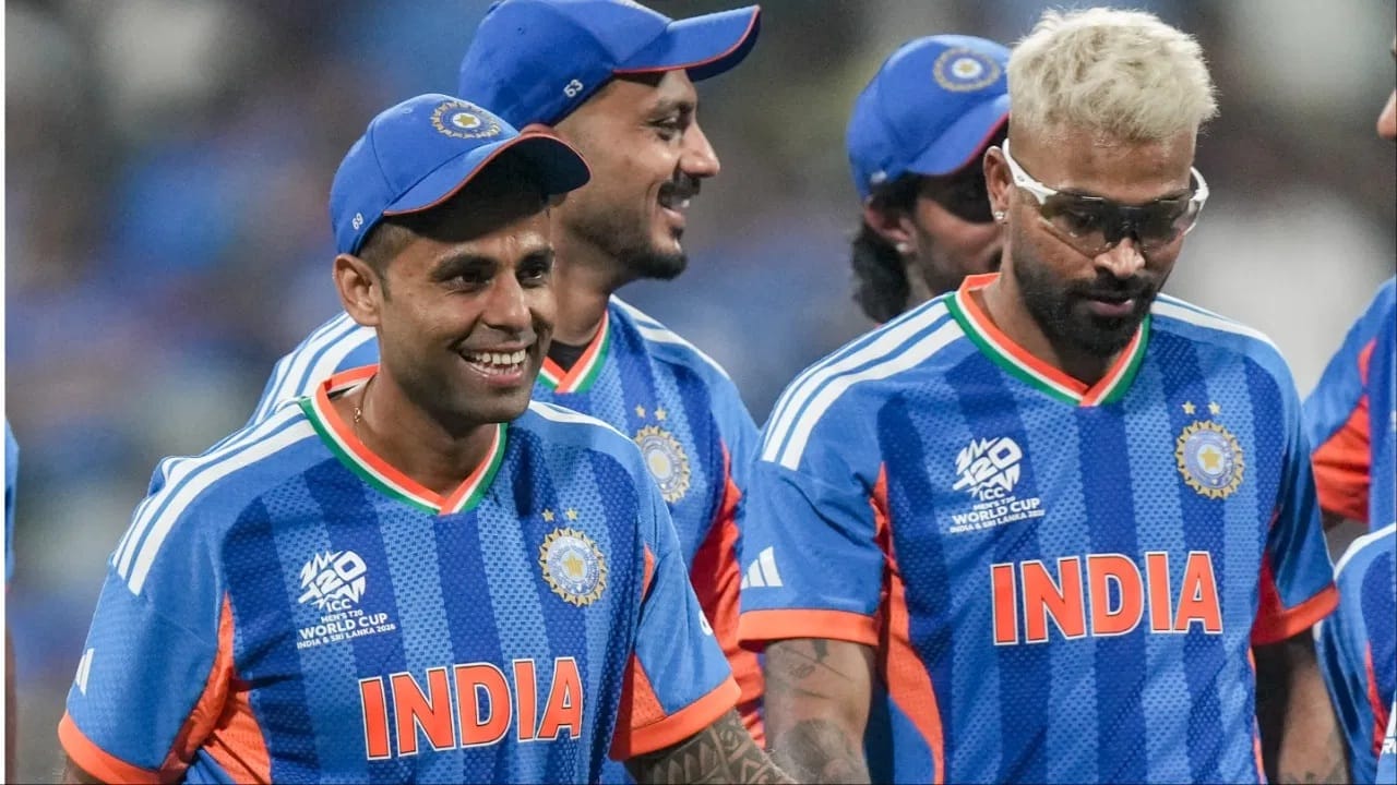 टीम इंडियाने आयसीसी टी 20i वर्ल्ड कप 2026 या स्पर्धेत आपला पहिला सामना यूएसए विरुद्ध खेळला. भारताने हा सामना जिंकला. सूर्यकुमार यादव याने टी 20i वर्ल्ड कप स्पर्धेत कर्णधार म्हणून पदार्पणात भारताला विजयी केलं. सूर्याने या विजयासह खास कामगिरी केली. सूर्याने माजी फलंदाज विराट कोहली याचा रेकॉर्ड ब्रेक केला. (Photo Credit : PTI)