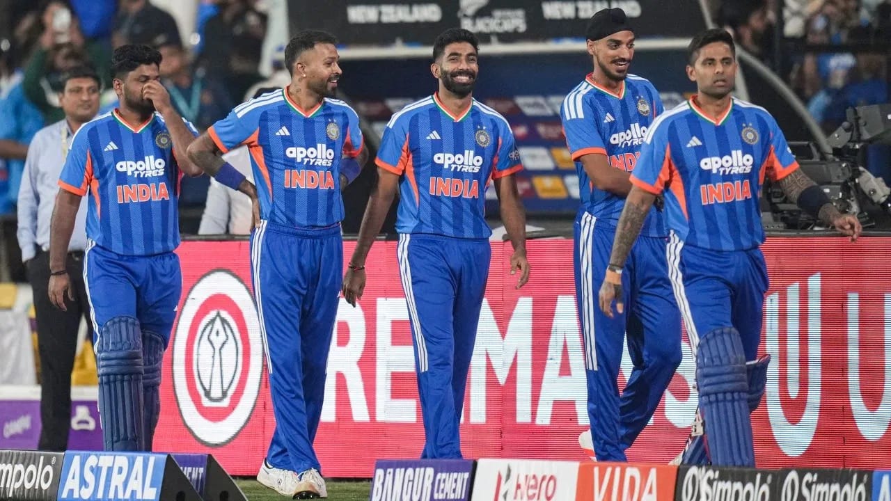 अर्शदीप सिंह आणि जसप्रीत बुमराह हे दोघे टीम इंडियाचे प्रमुख वेगवान गोलंदाज आहेत. या दोघांच्या निशाण्यावर टी 20I वर्ल्ड कप स्पर्धेत भारताकडून सर्वाधिक विकेट्स घेण्याचा विक्रम आहे. सध्या हा विक्रम हा माजी फिरकीपटू आर अश्विन याच्या नावावर आहे. अश्विनने 24 सामन्यांमध्ये 32 विकेट्स मिळवल्या आहेत. (Photo Credit : PTI)