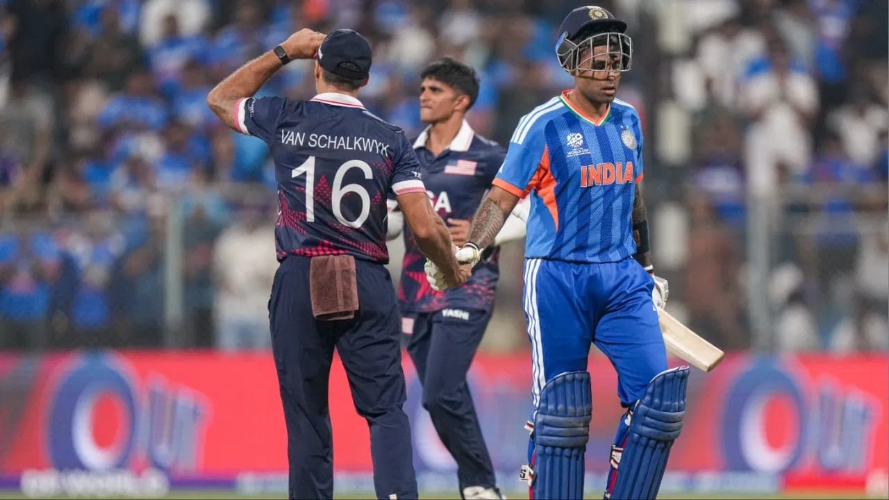 सूर्या देशांतर्गत क्रिकेटमध्ये मुंबईसाठी खेळतो. वानखेडे स्टेडियममध्ये हे मुंबईचं घरचं मैदान आहे. सूर्याने या मैदानात असंख्य सामने खेळलेत. सूर्याने वर्ल्ड कप स्पर्धेत भारतीय  संघ अडचणीत असताना निर्णायक खेळी करुन चाहत्यांची मनं जिंकली. सूर्याला वानखेडेत खेळण्याचा अनुभव यूएसए विरूद्धच्या सामन्यात  कामी आला. (Photo Credit : PTI)