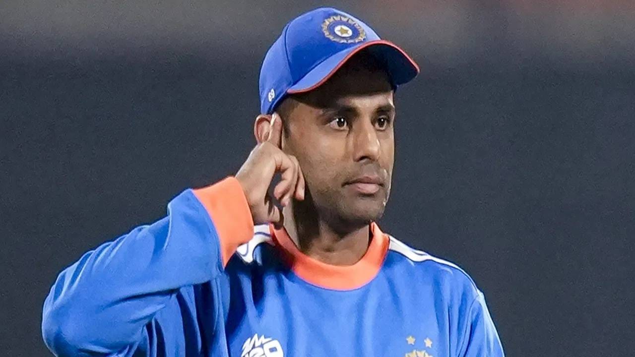 सूर्यकुमार यादवने विजयाचा विक्रम तर मोडला. पण रोहित शर्माचा आणखी विक्रमाचा कित्ता गिरण्यास सज्ज आहे. रोहित शर्माच्या नेतृत्वात भारताने टी20 वर्ल्डकप जिंकला होता. आता सूर्यकुमारच्या नेतृत्वात विजय मिळावा अशी क्रीडाप्रेमींची इच्छा आहे. (Photo- PTI)