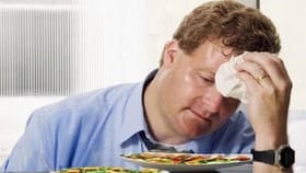 जेवताना घाम येतोय? कुठल्या गंभीर आजाराचे लक्षण आहे का?.