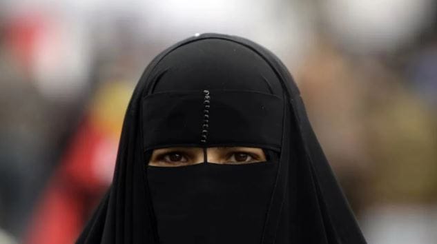 अफगाणिस्तानातील तालिबान सरकार कधी काय निर्णय घेईल हे सांगता येत नाही. मिळालेल्या ताज्या माहितीनुसार तालिबानने घरगुती हिंसाचार योग्य असल्याचे म्हटले आहे. पती आपल्या पत्नीला घरात मारू शकतो. फक्त मारत असताना पत्नीचे हाड मोडायला नको, असे तालिबानने म्हटले आहे. 