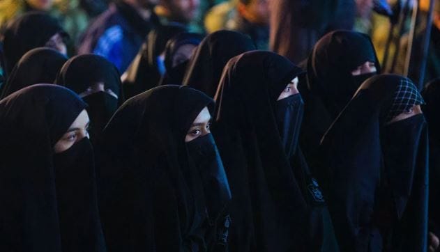 तालिबानच्या नव्या सविधानात 10 खंड आणि 119 अनुच्छेद आहेत. याच संविधानात घरगुती हिंसाचार वैध मानण्यात आला आहे. तालिबानच्या या नव्या संविधानाविषयी द इंडिपेंडेन्ट या माध्यमाने एक वृत्त दिले आहे. या वृत्तानुसार तालिबानच्या अनुच्छेद 90 नुसार घरगुती हिंसाचाराला वैध ठरवण्यात आले आहे.