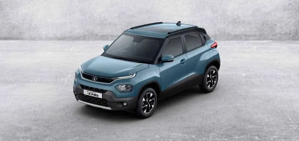 टाटा पंच या कारचे एकूण 31 वेगवेगळे व्हेरिएंट आहेत. या कारच्या बेस मॉडेलची किंमत 5.59 लाख रुपये आहे. तर या कारचे टॉप मॉडेल 12.54 लाख रुपये आहे. टाटाच्या टॉप मॉडेलचे नाव Accomplished Plus S CNG AMT असे आहे. या कारची मूळ किंमत 10.54  लाख रुपये आहे.