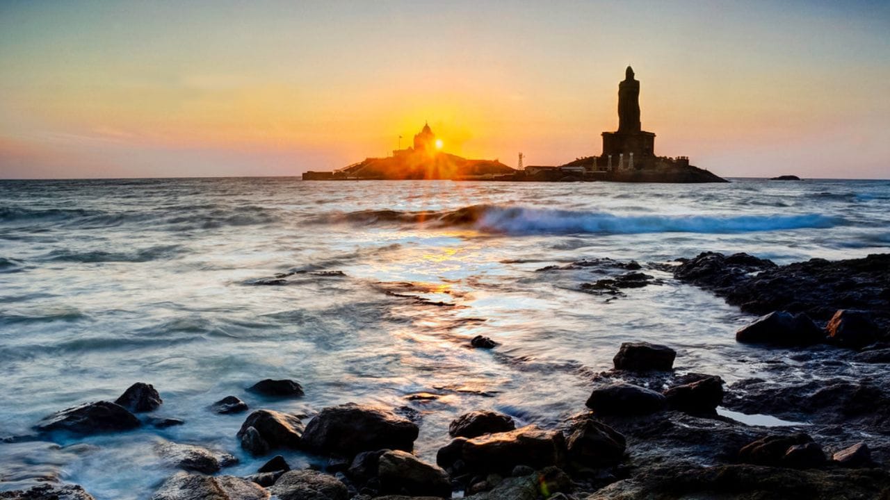 आर्थिक फायदा: तमिळनाडूला तीन समुद्रांच्या सानिध्यामुळे मोठ्या प्रमाणात आर्थिक लाभ मिळतो. येथे अनेक मोठी बंदरे आहेत, ज्यामुळे जहाज वाहतूक, मत्स्यव्यवसाय आणि पर्यटन उद्योगाला मोठी चालना मिळते. 