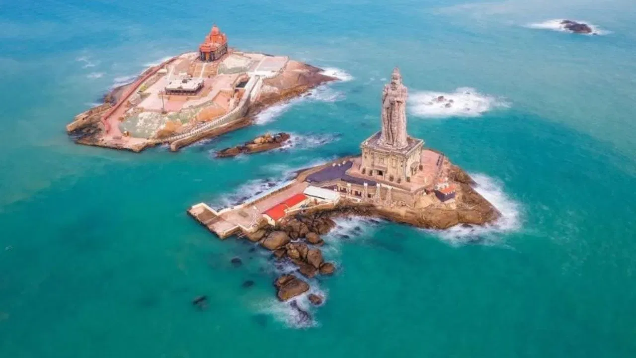 कन्याकुमारीचा संगम: तमिळनाडूच्या दक्षिण टोकाला असलेल्या कन्याकुमारी येथे बंगालचा उपसागर, हिंदी महासागर आणि अरबी समुद्र या तीन समुद्रांचा संगम होतो.