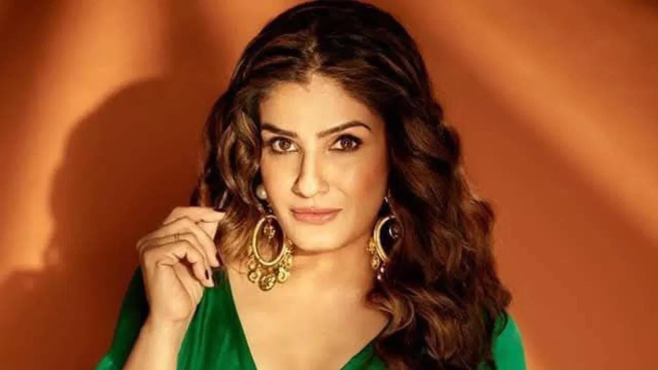 करण जोहरच्या डायरेक्टोरियल डेब्यू फिल्म 'कुछ कुछ होता है' मध्ये तिला एक रोल ऑफर झालेला. पण त्यावेळी मी नकार दिला असं रवीनाने सांगितलं. रवीना टंडनला 'कुछ कुछ होता है' मध्ये राणी मुखर्जीचा टिनाचा रोल ऑफर झालेला. पण तिने नकार दिला. 