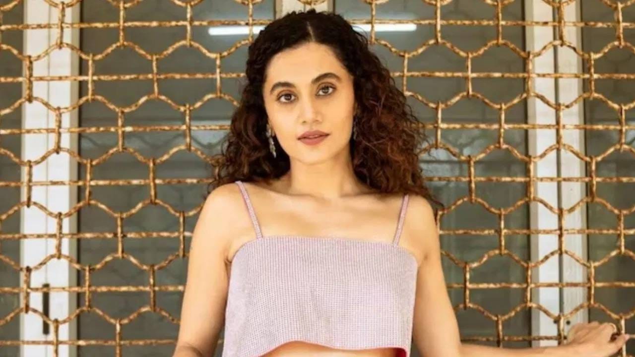 सध्या अपकमिंग कोर्ट रूम ड्रामा फिल्म 'अस्सी' मुळे चर्चेत असलेली अभिनेत्री तापसी पन्नू  बॉलीवूडमध्ये येण्यापूर्वी  सॉफ्टवेयर इंजीनियर म्हणून नोकरी करायची. अभिनयासाठी तिने नोकरी सोडली.   