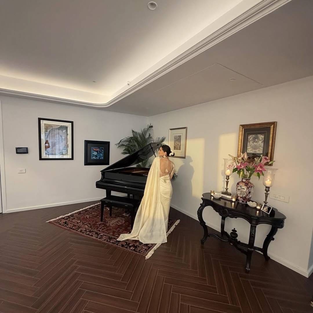 ब्रेकअपच्या वृत्तांदरम्यान अभिनेत्री तारा सुतारियाने तिच्या आयुष्याची एक नवी सुरुवात केली आहे. ताराने नुकतंच तिच्या हक्काचं घर घेतलं आहे. या सुंदर घराचे फोटो तिने चाहत्यांसोबत शेअर केले आहेत. या फोटोंवर चाहत्यांकडून शुभेच्छांचा वर्षाव होत आहे. 
