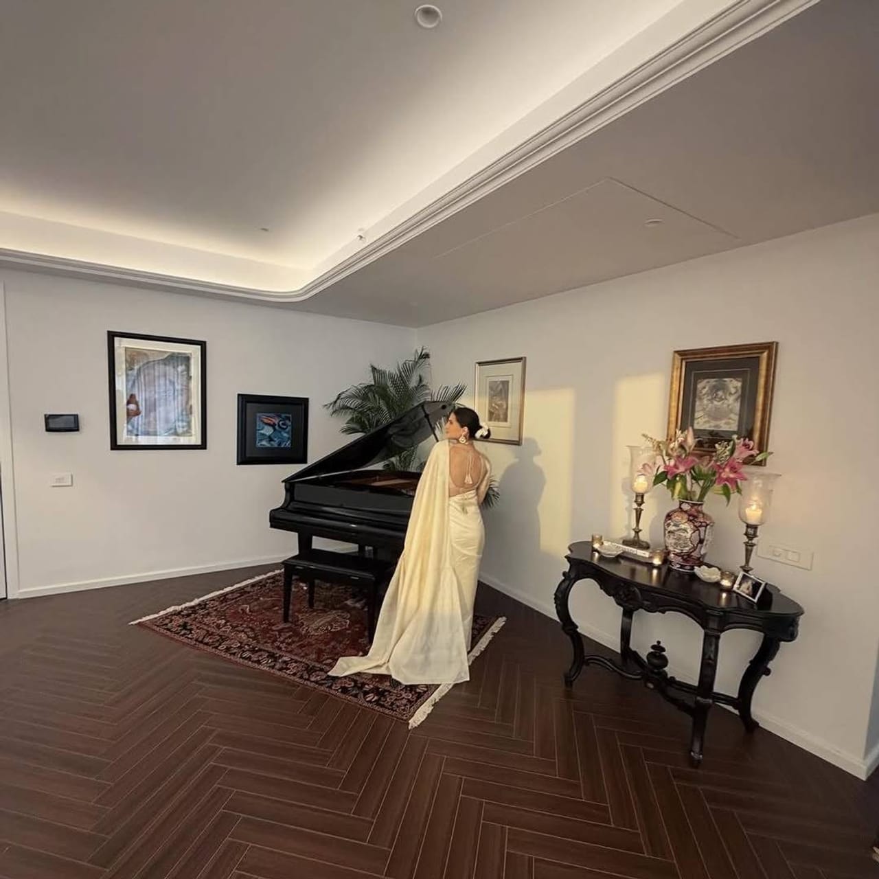 ब्रेकअपच्या वृत्तांदरम्यान अभिनेत्री तारा सुतारियाने तिच्या आयुष्याची एक नवी सुरुवात केली आहे. ताराने नुकतंच तिच्या हक्काचं घर घेतलं आहे. या सुंदर घराचे फोटो तिने चाहत्यांसोबत शेअर केले आहेत. या फोटोंवर चाहत्यांकडून शुभेच्छांचा वर्षाव होत आहे.