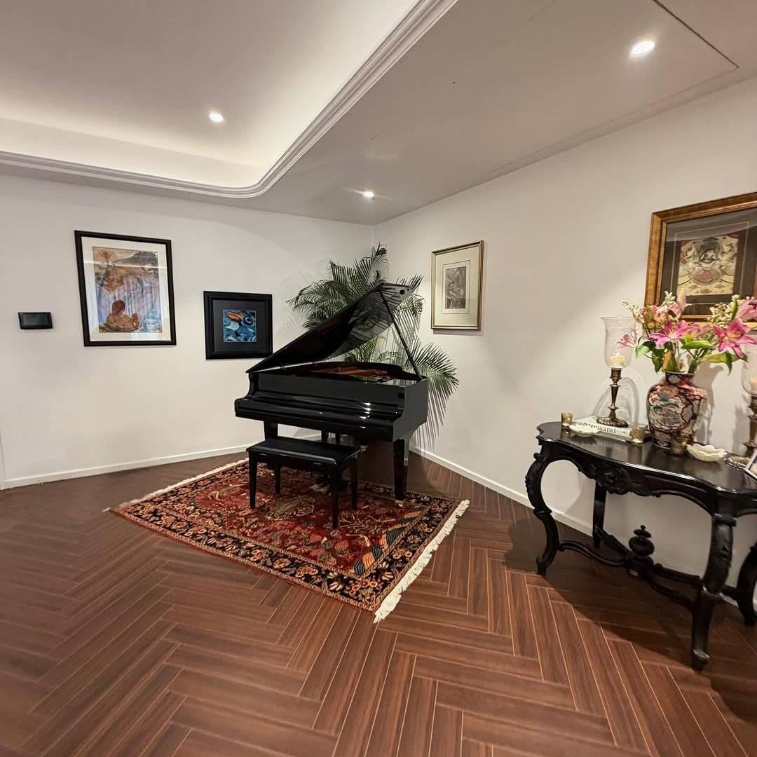 अभिनयासोबतच ताराला संगीताची फार आवड आहे. हीच आवड जपण्यासाठी तिने घरात मोठा पियानोसुद्धा ठेवला आहे. ताराने तिच्या नव्या घराला फुलांनी आणि कँडल्सने अत्यंत सुंदर पद्धतीने सजवलं आहे.