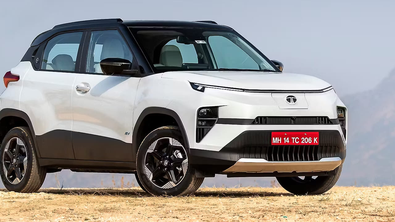 टाटा मोटर्सची लोकप्रिय मायक्रो SUV ‘पंच’ आता अपडेटेड इलेक्ट्रिक अवतारात येणार आहे. 20 फेब्रुवारी रोजी या कारचे फेसलिफ्ट व्हर्जन लॉन्च होण्याची शक्यता आहे. रेंज: 25 kWh व्हेरिएंट – 265 किमी मायजेल देते तर 35 kWh व्हेरिएंट – 365 किमी मायलेज देते.