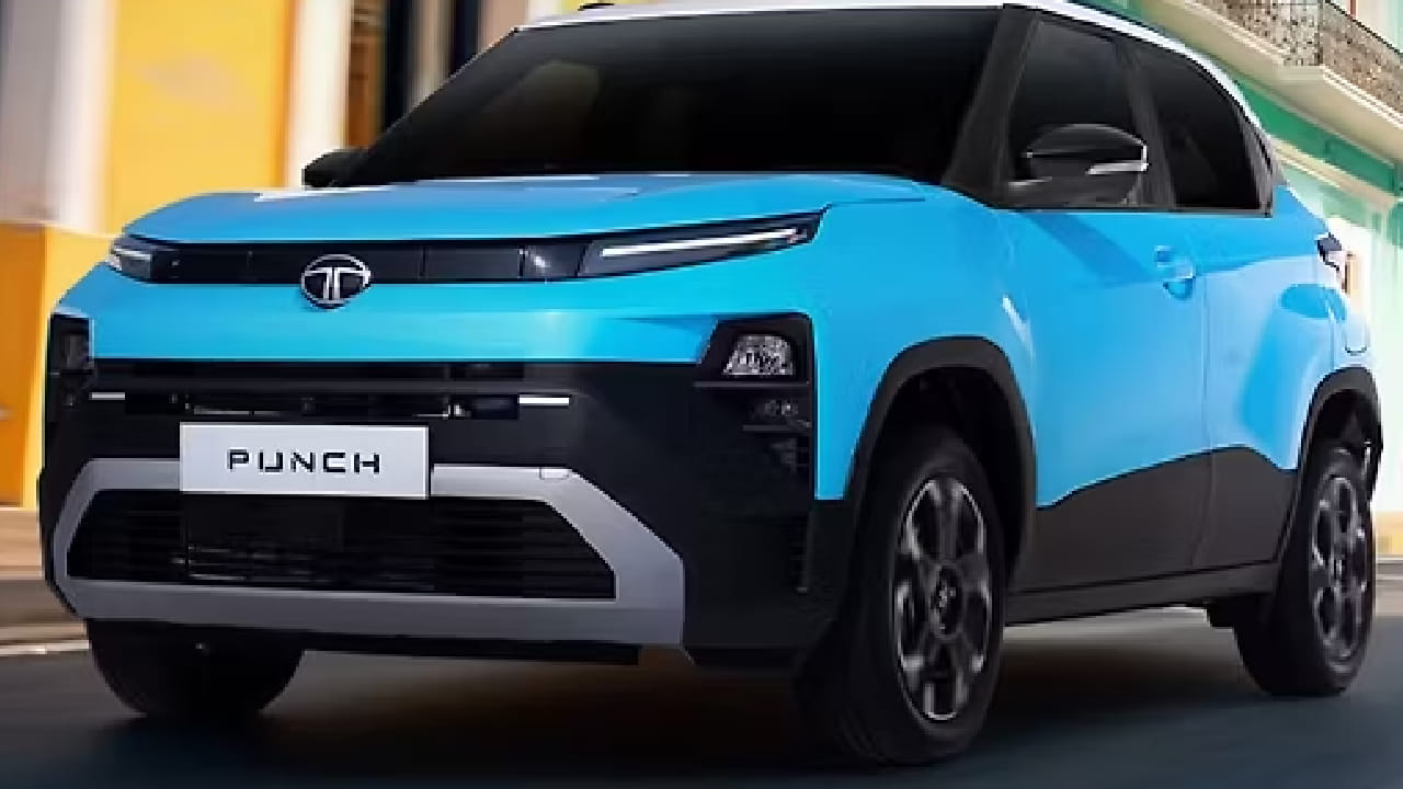 टाटा पंचने बाजारात अक्षरशः धुमाकूळ घातला आहे. उंच बोनट, स्प्लिट हेडलॅम्प डिझाइन आणि मजबूत बॉडी स्ट्रक्चरमुळे ही गाडी मोठ्या SUVच्या रांगेत उभी असल्याचा भास देते. कमी किंमत असूनही डिझाइन आणि फिनिशिंगमध्ये कोणतीही तडजोड न केल्यामुळे पंच महागड्या गाड्यांमध्येही उठून दिसते. 