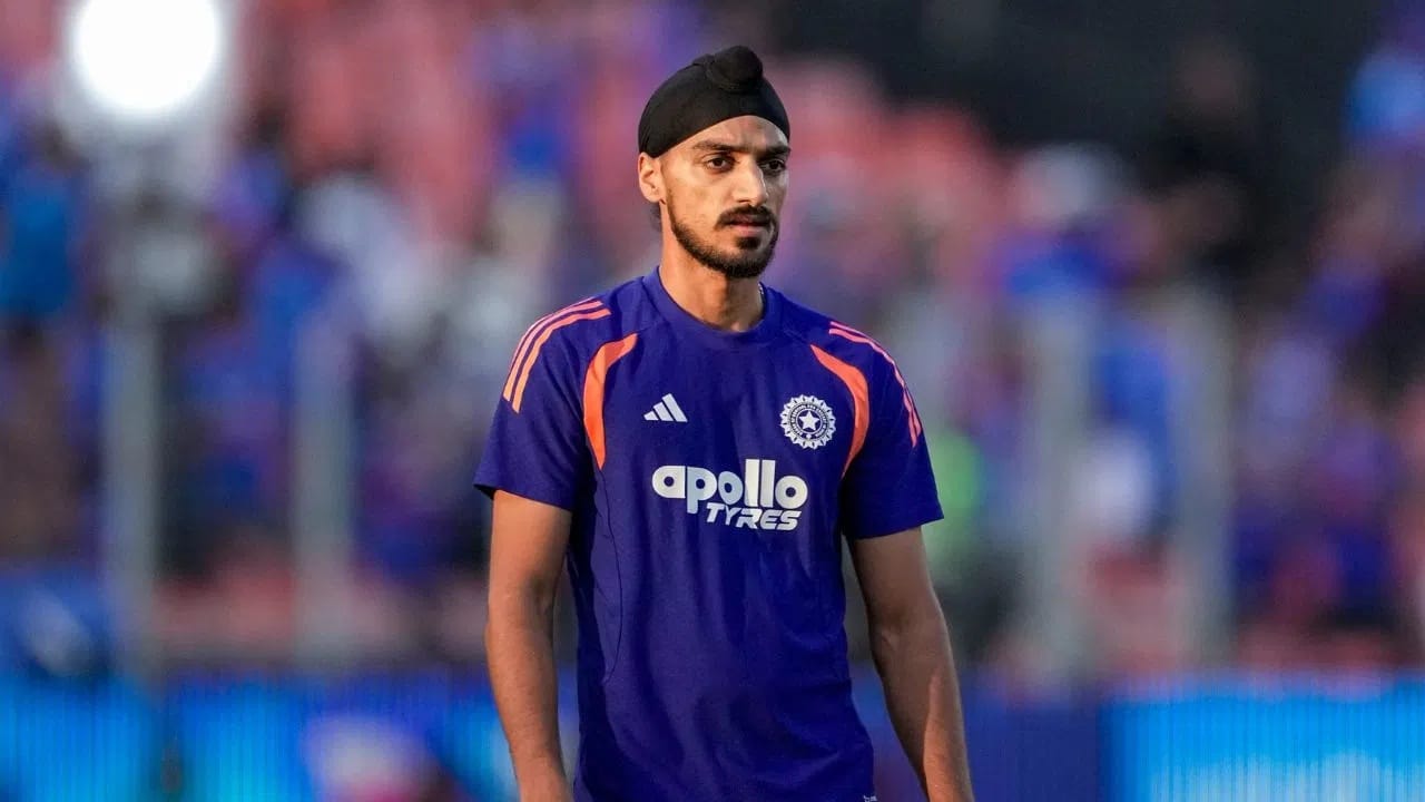 जसप्रीत बुमराह याने भारतासाठी टी 20i वर्ल्ड कप स्पर्धेत 33 विकेट्स मिळवल्या आहेत. तर अर्शदीप सिंह याने 19 सामन्यांमध्ये 14.25 च्या सरासरीने 35 विकेट्स घेण्यात यश मिळवलं आहे. (Photo Credit : PTI)