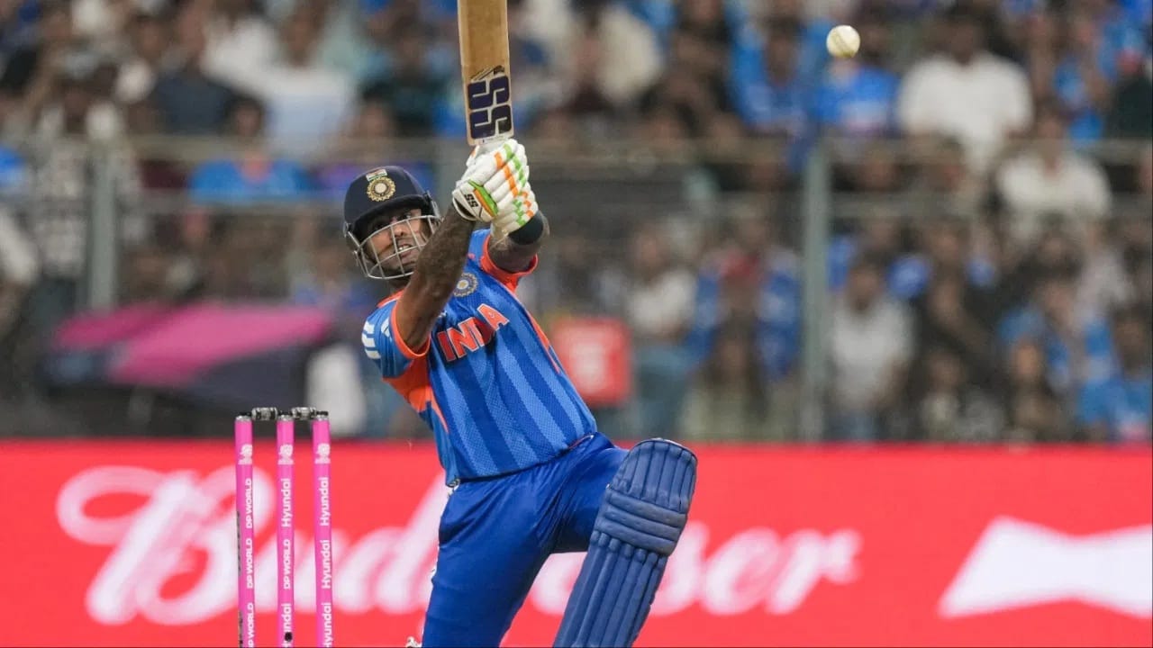 सूर्याची टी 20i क्रिकेटमध्ये सामनावीर पुरस्कार जिंकण्याची ही 17 वी वेळ ठरली. सूर्याने यासह विराटला मागे टाकलं. विराटने टी 20i क्रिकेटमध्ये 16 वेळा हा बहुमान मिळवला होता. (Photo Credit : PTI)