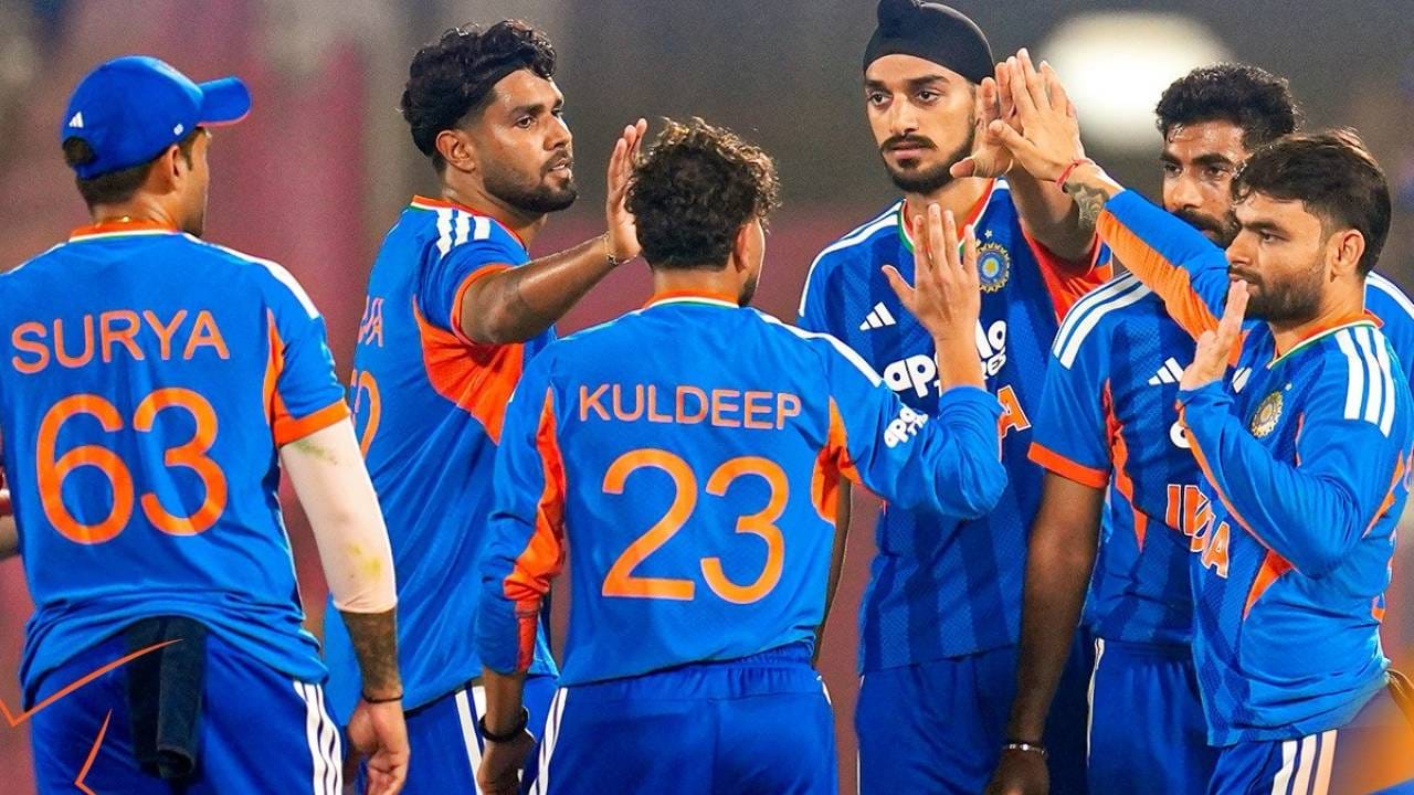 भारत टी20 वर्ल्डकप स्पर्धेत 7 फेब्रुवारीला पहिला सामना खेळणार आहे. भारताचा सामना अमेरिकेशी होणार आहे. या सामन्यासाठी प्लेइंग 11 कशी असेल याबाबत खलबतं सुरु झाली आहेत. दुसरीकडे, टी20 वर्ल्डकप स्पर्धेत पाच खेळाडू पहिल्यांदा खेळणार आहेत. कोण आहेत हे खेळाडू ते जाणून घ्या.(Photo- BCCI Twitter)