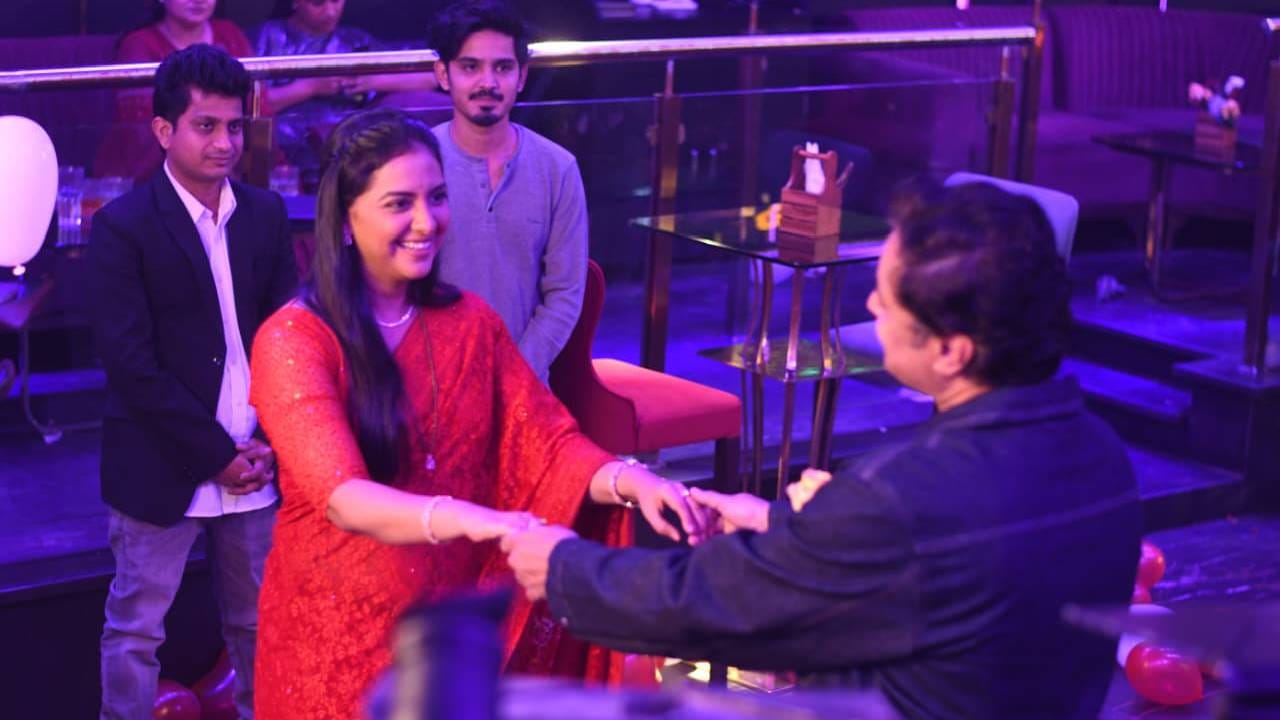 14 फेब्रुवारीला जगभरात 'व्हॅलेंटाइन डे' साजरा केला जातो. यानिमित्ताने झी मराठी वाहिनीवरील 'वीण दोघातली ही तुटेना' या लोकप्रिय मालिकेतही खास रोमँटिक, भावनिक आणि मनोरंजक घडामोडी घडणार आहेत.
