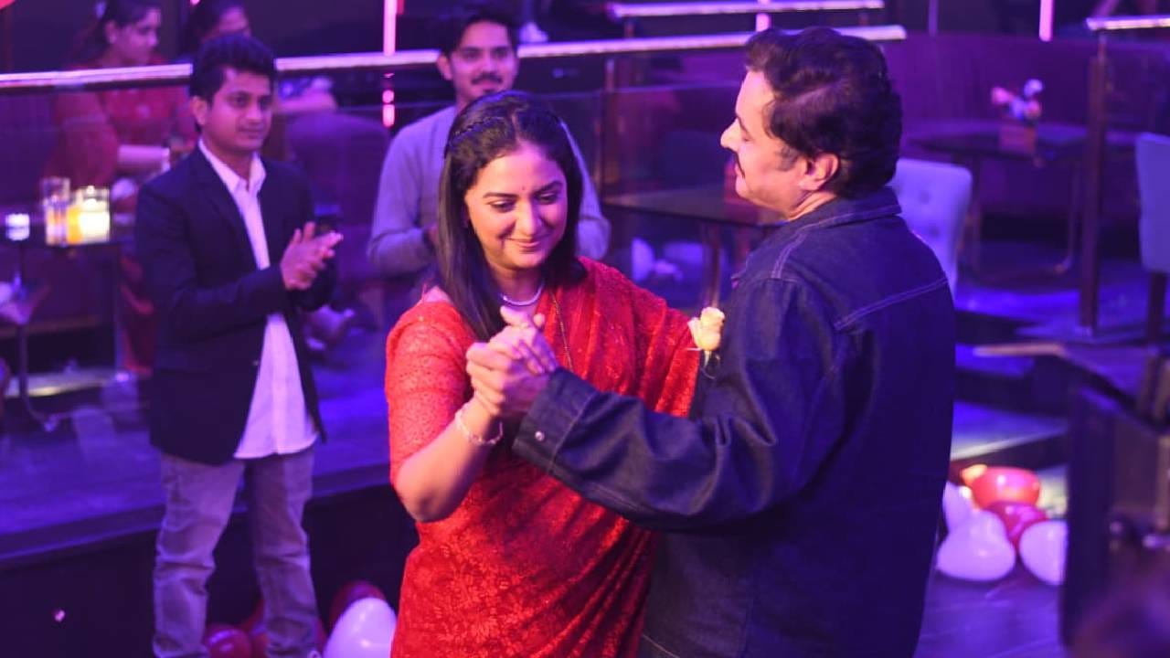 ‘वीण दोघातली ही तुटेना’ या मालिकेत आजी अधिरावर जबाबदारी टाकते की जसा ती स्वतः व्हॅलेंटाईन डे साजरा करत आहे, तसंच काहीतरी खास समर आणि स्वानंदीसाठीही केलं पाहिजे. 
