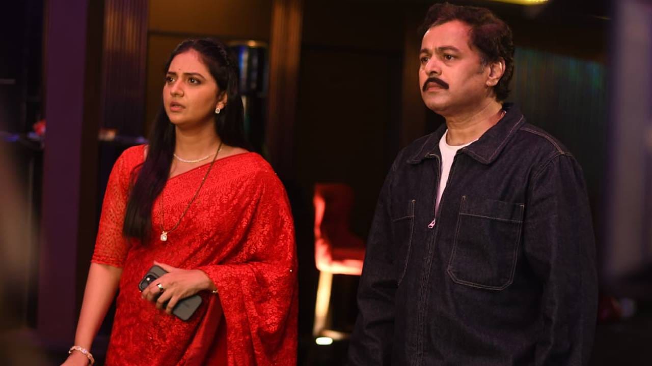 आजीच्या सांगण्यावरून अधिरा एक खास प्लॅन तयार करते. या प्लॅननुसार ती समर, स्वानंदी आणि रोहनला तातडीने एका ठिकाणी पोहोचायला सांगते. तिथे पोहोचल्यानंतर कळतं की ही व्हॅलेंटाइन पार्टी आहे. 
