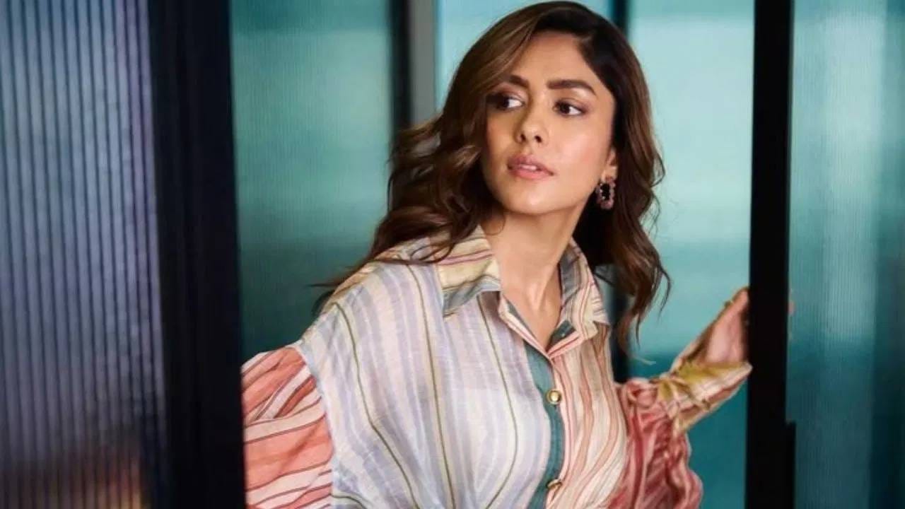 या शो दरम्यान ती फिल्मपासून तिच्या पर्सनल लाइफबद्दल सुद्धा बोलली. तिने सांगितलं की, तिच्या एक्स बॉयफ्रेंडचा ती ऋतिक रोशन आणि शाहिद कपूर सारख्या हिरोंसोबत काम करते म्हणून जळफळाट व्हायचा. मृणाल ठाकुरने तिच्या एक्स बॉयफ्रेंडचा किस्सा सुद्धा सांगितला.