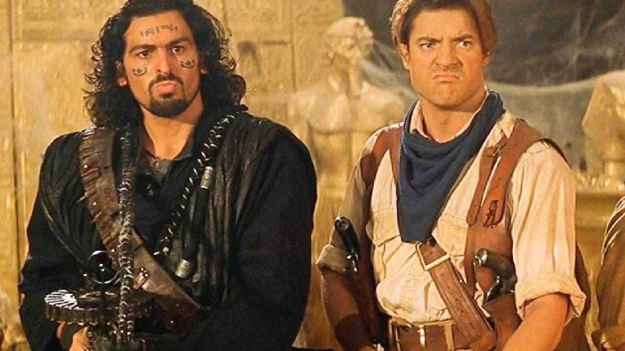 या चित्रपटामध्ये ब्रेंडन फ्रेजर, राचेल वाइज, जॉन हॅना आणि अर्नोल्ड वोसलू यांसारखे दमदार कलाकार होते. कथा मिसरच्या प्राचीन शहर हमुनापत्रामध्ये शापित पुजारी इम्होटेपच्या पुन्हा जागृत होण्यापासून सुरू होते. त्यानंतर धोकादायक घटना आणि रहस्यमयी शक्तींशी लढाई सुरू होते. जबरदस्त अॅक्शन प्रेक्षकांना बांधून ठेवते.