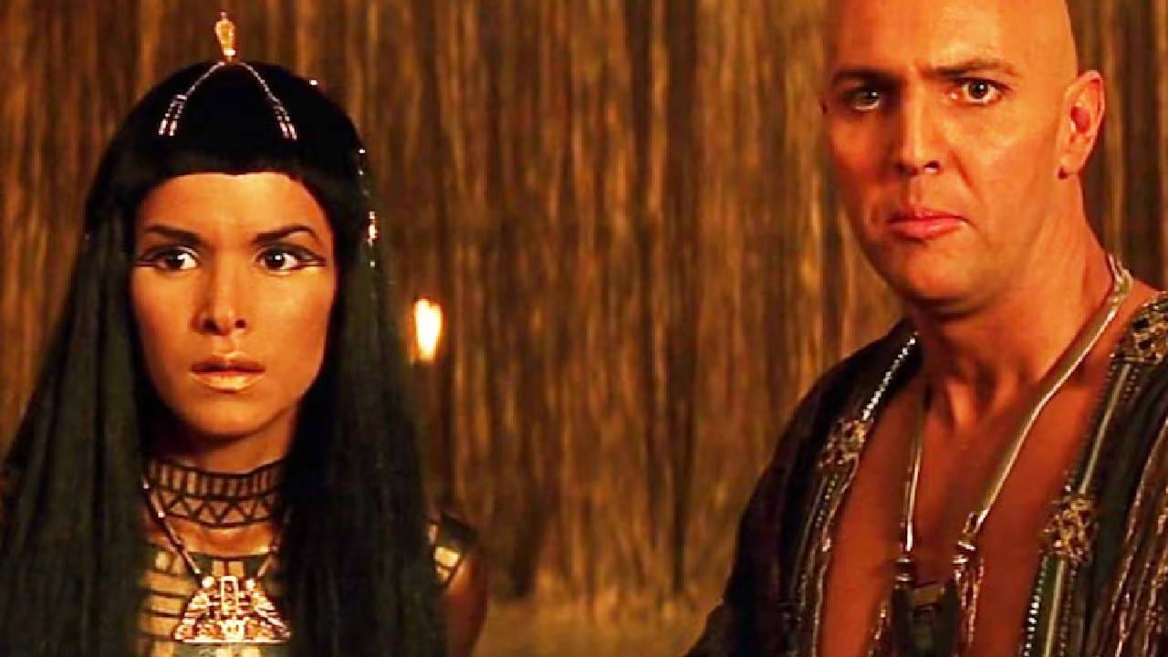 हा चित्रपट म्हणजे १९९९ मध्ये रिलीज झालेला अॅक्शन-अॅडव्हेंचर ‘द ममी’ (The Mummy). हा त्या काळातील सर्वाधिक लोकप्रिय आणि महागडी चित्रपट होता. स्टीफन सोमर्स यांनी दिग्दर्शन केलेला आणि युनिव्हर्सल पिक्चर्सने रिलीज केलेला हा चित्रपट अॅडव्हेंचर, हॉरर आणि मिथॉलॉजीचा जबरदस्त मेळ होता.