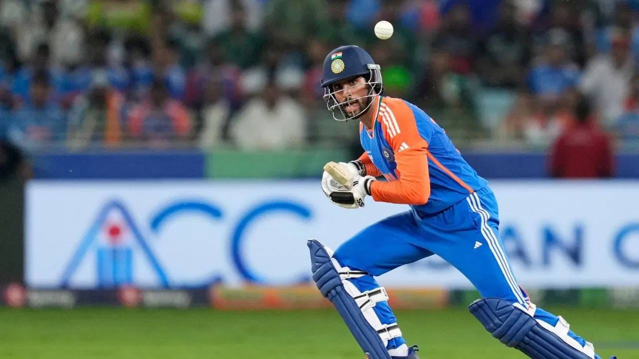 पाकिस्तानविरुद्ध तिलक वर्माने 130 धावा केल्या आहेत. आता 10 धावा केल्या गौतम गंभीरचा विक्रम मोडेल. गंभीरच्या नावावर 139 धावा आहेत. 26 धावा केल्या तर युवराज सिंगचा विक्रम मोडेल. पण विराटचा विक्रम मोडणं कठीण आहे. कारण त्याने पाकिस्तानविरुद्ध टी20 क्रिकेटमध्ये 492 धावा केल्या आहेत. (PHOTO CREDIT- PTI)