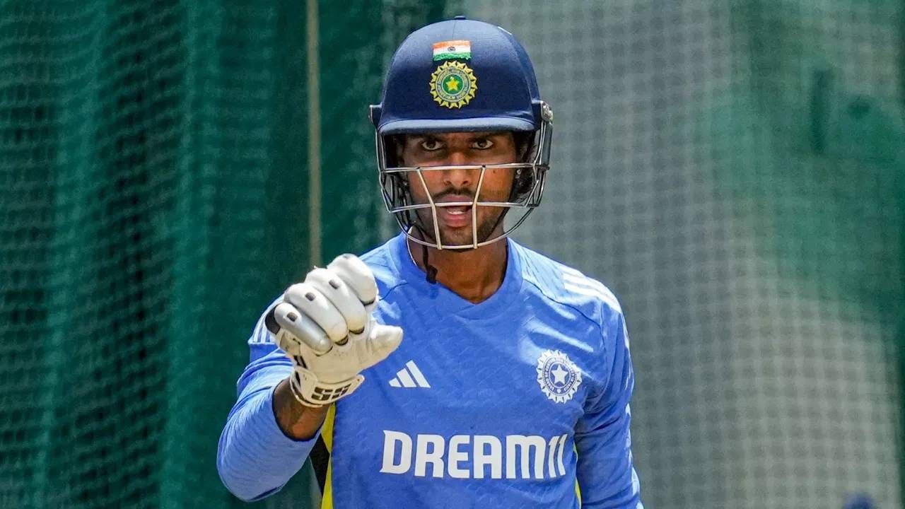 तिलक वर्माने विराट कोहलीची जागा घेतली आहे. विराट कोहलीने निवृत्ती घेतल्यानंतर तिसऱ्या क्रमांकावर फलंदाजीला उतरतो. तिलक वर्माने 2023 मध्ये टी20 क्रिकेटमध्ये पदार्पण केलं आहे. त्याने 40 सामन्यात 114.09 च्या स्ट्राईक रेटने 1183 धावा केल्या आहेत. (फोटो- PTI)