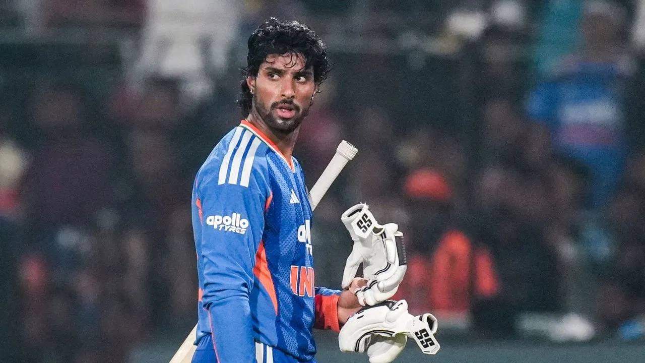 दुसरीकडे, तिलक वर्माने आतापर्यंत दोन सामने टी20 वर्ल्डकप स्पर्धेत खेळला आहे. मात्र दोन्ही सामन्यात प्रत्येकी 25 धावा केल्या आहे. मोठी खेळी करण्यास अपयश आलं आहे. आता पाकिस्तानविरुद्ध चांगली कामगिरी करतो की नाही हे पाहणं औत्सुक्याचं ठरणार आहे. (PHOTO CREDIT- PTI)